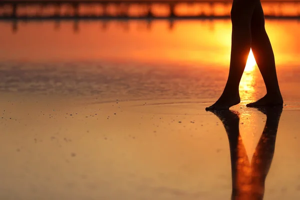 Вид Сбоку Кадры Красивой Молодой Женщины Купальнике Прогулка Пляжу Морю — стоковое фото