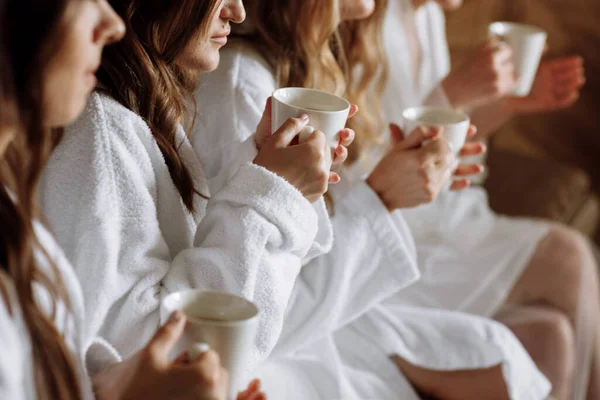 Quatro Jovens Mulheres Roupão Branco Bebendo Café Chá Pela Manhã — Fotografia de Stock
