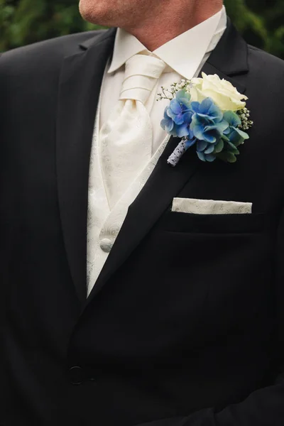 Groom Black Wedding Suit Tuxedo White Shirt Tie Roses Buttonhole — Stock Photo, Image