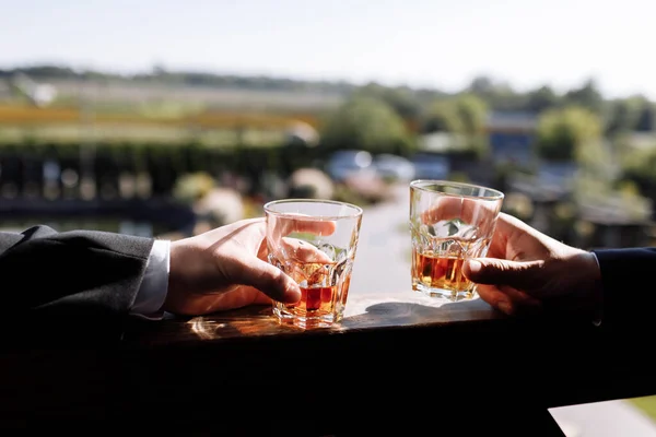 Közelíts Meg Két Öltönyös Férfit Egy Pohár Whiskey Vel Szabadban — Stock Fotó