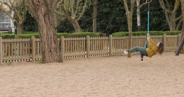 Dziewczynka bawi się podczas zabawy na placu zabaw na świeżym powietrzu. Edukacja zewnętrzna. — Wideo stockowe