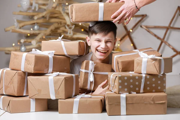 Tatil Alışverişi Noel Ağacının Yanında Bayramları Kutlayan Çocuk Gülümseyen Genç — Stok fotoğraf