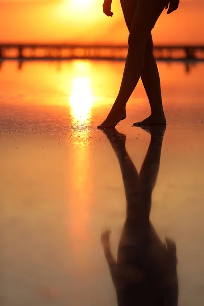 Filmato Bella Giovane Donna Costume Bagno Camminando Sulla Spiaggia Verso — Foto Stock