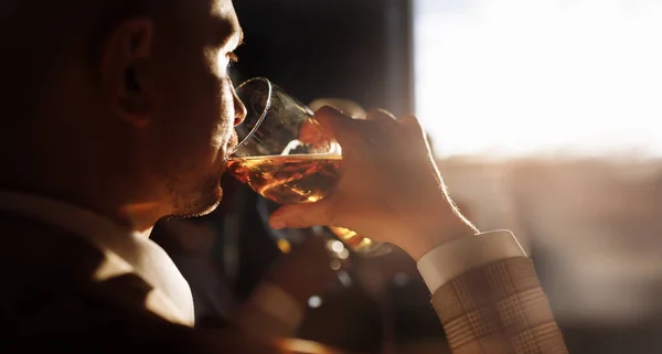Mężczyzna Garniturze Pijący Piwo Przy Oknie Wysokiej Jakości Zdjęcie — Zdjęcie stockowe