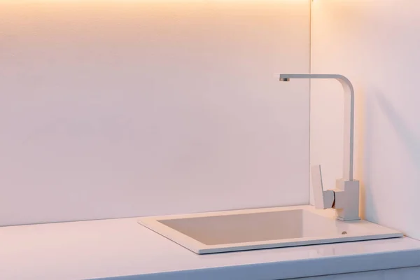 Cozinha Moderna Com Bancada Branca Pia Branca Foto Alta Qualidade — Fotografia de Stock