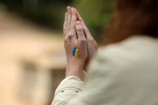 Hentikan Perang Perdamaian Ukraina Tangan Wanita Dengan Gambar Bendera Ukrain — Stok Foto