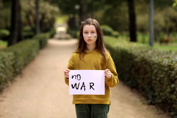 Расстроенная Украинская Бедная Девочка Бездомная Девочка Протестующая Против Военного Конфликта — стоковое фото