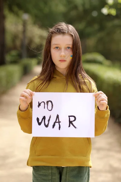 Расстроенная Украинская Бедная Девочка Бездомная Девочка Протестующая Против Военного Конфликта — стоковое фото