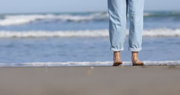 Närbild Kvinnan Nakna Fötter Dansar Sanden Solig Dag Stranden Vid — Stockvideo