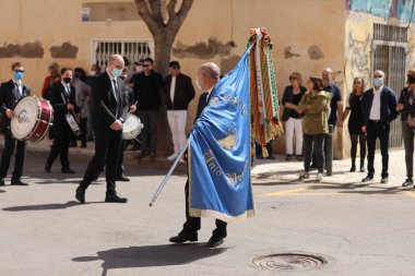 Castellon, İspanya - 17 Nisan 2022: Geleneksel İspanya Kutsal Haftası, Semana Noel Baba, Paskalya Pazar günü El Grau, Castellon, İspanya sokaklarında geçit töreni