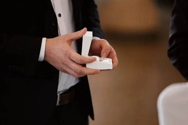 Noivo Mantém Anéis Casamento Ouro Uma Caixa Branca Para Noiva — Fotografia de Stock