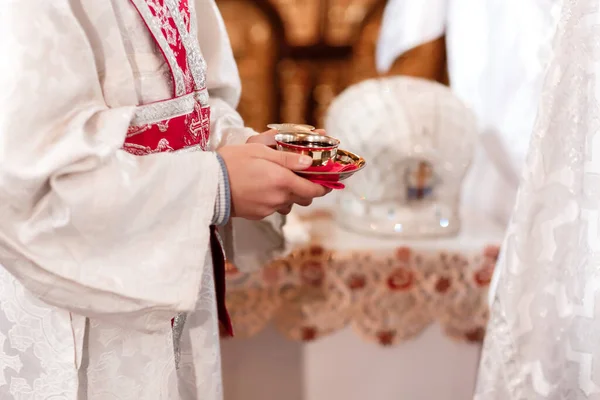 신부가 축복하고 와인을 있습니다 사제는 교회에서 미사를 전통적 결혼식 주례를 — 스톡 사진
