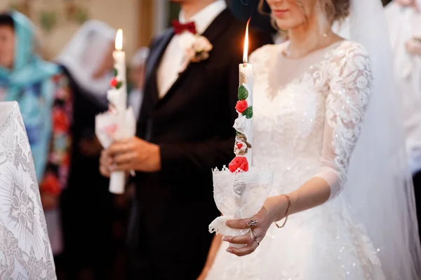 Die Braut Der Bräutigam Hält Die Hochzeitskerze Händen Kerzen Brennen — Stockfoto