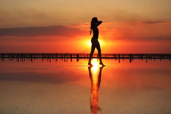 Sylwetka Młodej Szczupłej Kobiety Stroju Kąpielowym Tańczącej Zachodzie Słońca Nad — Zdjęcie stockowe