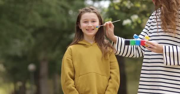 Çocuk Yanağında Ukrayna Bayrağı Anne Yüzüne Sarı Mavi Boyalar Çiziyor — Stok video
