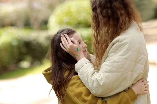 Primer Plano Cuidar Joven Madre Abrazando Triste Hijita Con Bandera —  Fotos de Stock