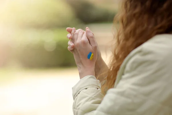 Parem Guerra Paz Ucrânia Mãos Mulher Com Quadro Bandeira Ucraniano — Fotografia de Stock