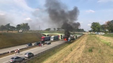 Otobandaki araba yanıkları, sıcak yaz günü havadan bakıldığında birkaç arabanın ciddi araba kazaları sonucu meydana geldi. Yoldaki araba akışı. Ciddi bir otoyol kazası. Trafik kazası oldu. Wroclaw, Polonya - 6 Şubat 2020