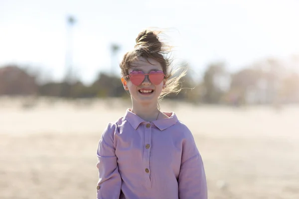 Улыбающаяся Счастливая Девочка Солнцезащитных Очках Форме Сердца Веселится Пляже Летние — стоковое фото