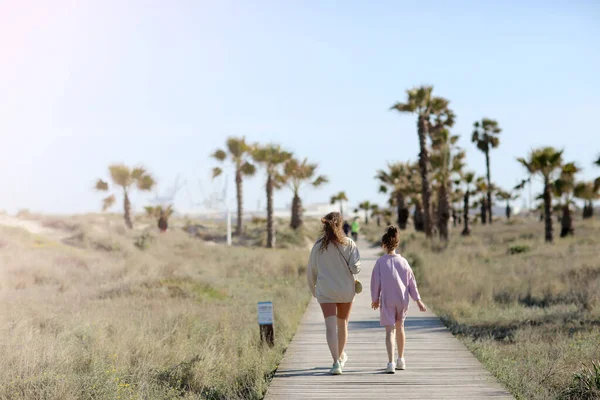 Summer Holiday Vacation Beach Sea Mom Child Girl Walking Wooden — Foto Stock