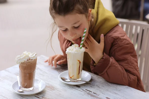可爱可爱的幼稚园女孩肖像画喝新鲜的香草奶昔鸡尾酒在户外咖啡馆 儿童健康饮食和营养概念 高质量的照片 — 图库照片
