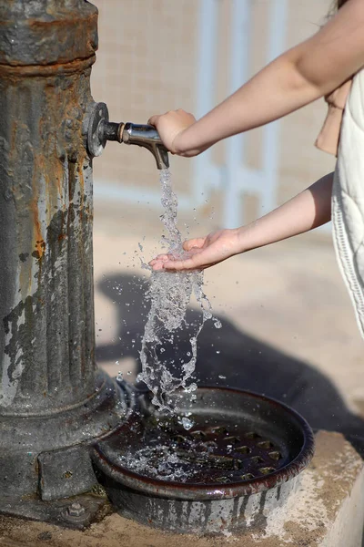 Enfant Mains Sous Eau Potable Robinet Eau Douce Sur Plage — Photo