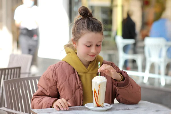 可爱可爱的幼稚园女孩肖像画喝新鲜的香草奶昔鸡尾酒在户外咖啡馆 儿童健康饮食和营养概念 高质量的照片 — 图库照片