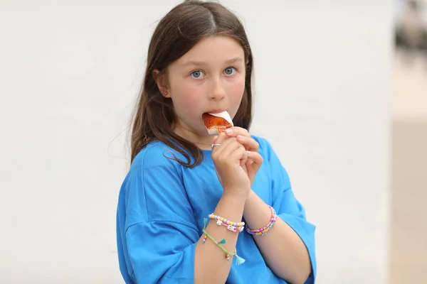 有棒棒糖的少女玩得很开心 穿着蓝色T恤 头戴亮晶晶糖果的快乐酷小子 — 图库照片