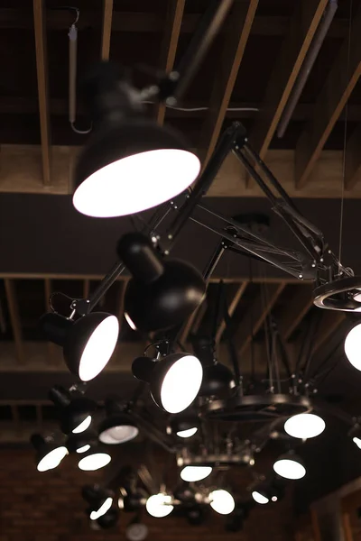 Tavanda Siyah Metal Lambalar Var Şık Konutların Dekorasyonu Çatı Katı — Stok fotoğraf