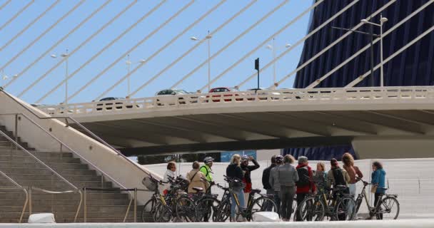 Valencia, İspanya - 23 Nisan 2022: Turist grubu açık havada bisiklet turu yapıyor — Stok video