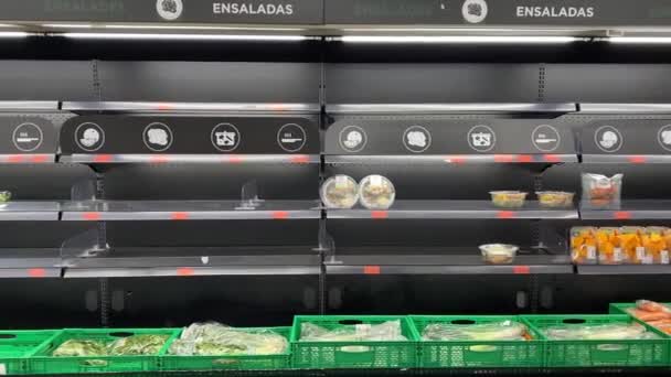 4K horizontal video of empty shelf in the supermarket in Spain. crisis in Europe. Panic buying in the store due to food shortage in 2022 in Europe.CASTELLON, SPAIN - APRIL 15, 2022 — ストック動画