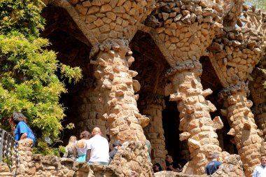 Barselona, İspanya - 20 Nisan 2022 - Barcelona 'daki ünlü Park Guell' i ziyaret eden turistler. Antoni Gaudi 'nin çalışmaları UNESCO Dünya Mirası Alanının bir parçasıdır.
