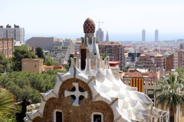 İspanya, Barselona 'daki ünlü Park Guell. Antoni Gaudi tarafından tasarlanan ve 1900-1914 yılları arasında inşa edilen mimari kasaba sanatı.