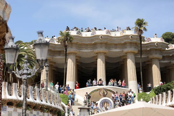 Barselona, İspanya - 20 Nisan 2022 - Barcelona 'daki ünlü Park Guell' i ziyaret eden turistler. Antoni Gaudi 'nin çalışmaları UNESCO Dünya Mirası Alanının bir parçasıdır.