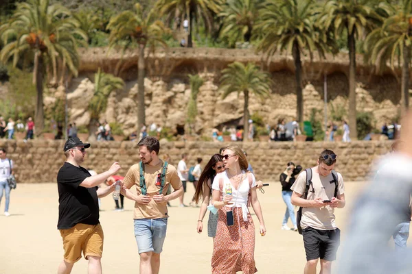 Barselona, İspanya - 20 Nisan 2022 - Barcelona 'daki ünlü Park Guell' i ziyaret eden turistler. Antoni Gaudi 'nin çalışmaları UNESCO Dünya Mirası Alanının bir parçasıdır.