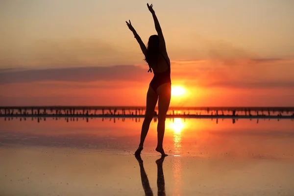 Silhouette Una Giovane Donna Magra Costume Bagno Che Balla Tramonto — Foto Stock