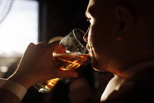 Homme Costume Buvant Bière Près Fenêtre Photo Haute Qualité — Photo