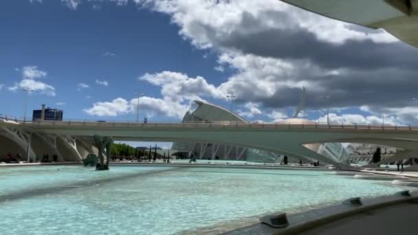 VALENCIA, ESPAGNE - Avril 2022 - Vue du bâtiment IMAX hémisferique dans la ville des arts et des sciences Ciudad de las Artes y Ciencias de Valence. — Video
