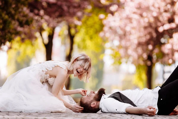 Frumoși Veseli Proaspăt Căsătoriți Mirele Mireasa Îmbrățișează Aproape Floarea Cireșe — Fotografie, imagine de stoc