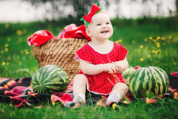 Bonito Meses Bebê Menina Piquenique Grama Com Melancias Criança Sorridente — Fotografia de Stock