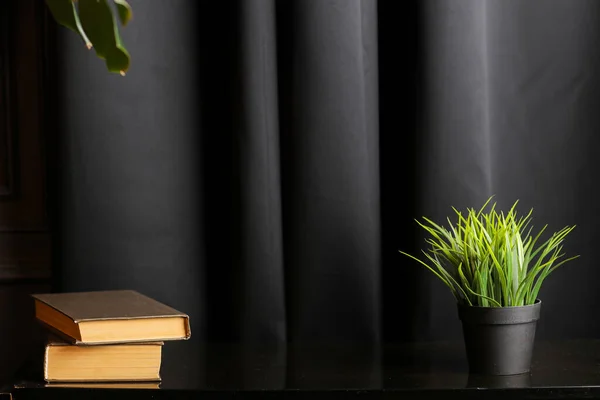 Escritório Escrivaninha Criativa Com Livros Plantas Sala Mesa Preta Foto — Fotografia de Stock