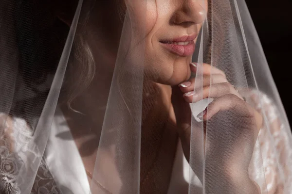 白いランジェリーを着た美しくセクシーな花嫁だ長いベールの後ろに化粧を隠して窓のそばに立つ 結婚式の朝の準備 — ストック写真