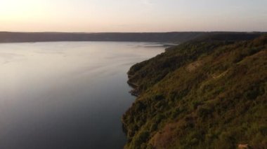 Geniş Dnister nehri ve Ukrayna 'daki Podilski Tovtry Ulusal Parkı' nın bir parçası olan Bakota bölgesindeki uzak kayalık tepelerin havadan görüntüsü. 4 bin. Yüksek kalite 4k görüntü.