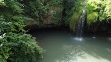 Ormanda mavi gölü olan güzel bir şelale manzarası..