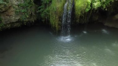 Ormanda mavi gölü olan güzel bir şelale manzarası..