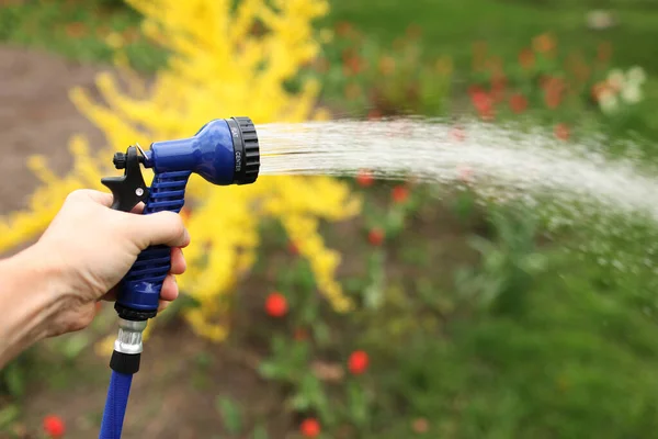 Watering Green Garden Outdoor Hose Hand Hose Sprinkle Watering Plants — Zdjęcie stockowe