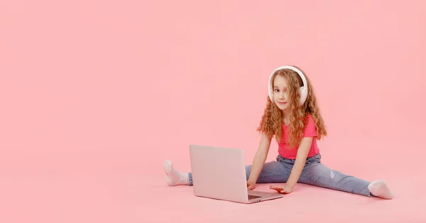 Adorable Child Girl Sitting Twine Next Laptop Kid White Headphones — Foto de Stock
