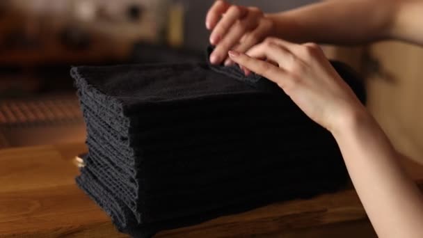 Gospodyni Domowa Dotyka Sterty Świeżo Umytej Czystej Bielizny Rękami Czarne — Wideo stockowe
