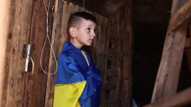 Ledsna Ukrainska Små Barn Står Utomhus Stödja Hemland Liten Unge — Stockvideo