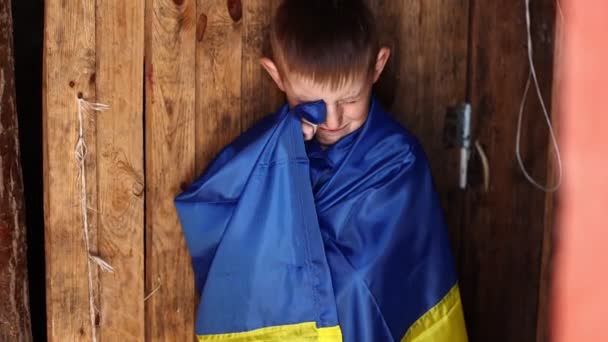 Krig Ryssland Mot Ukraina Gråtande Ukrainsk Pojke Med Ukrainas Flagga — Stockvideo